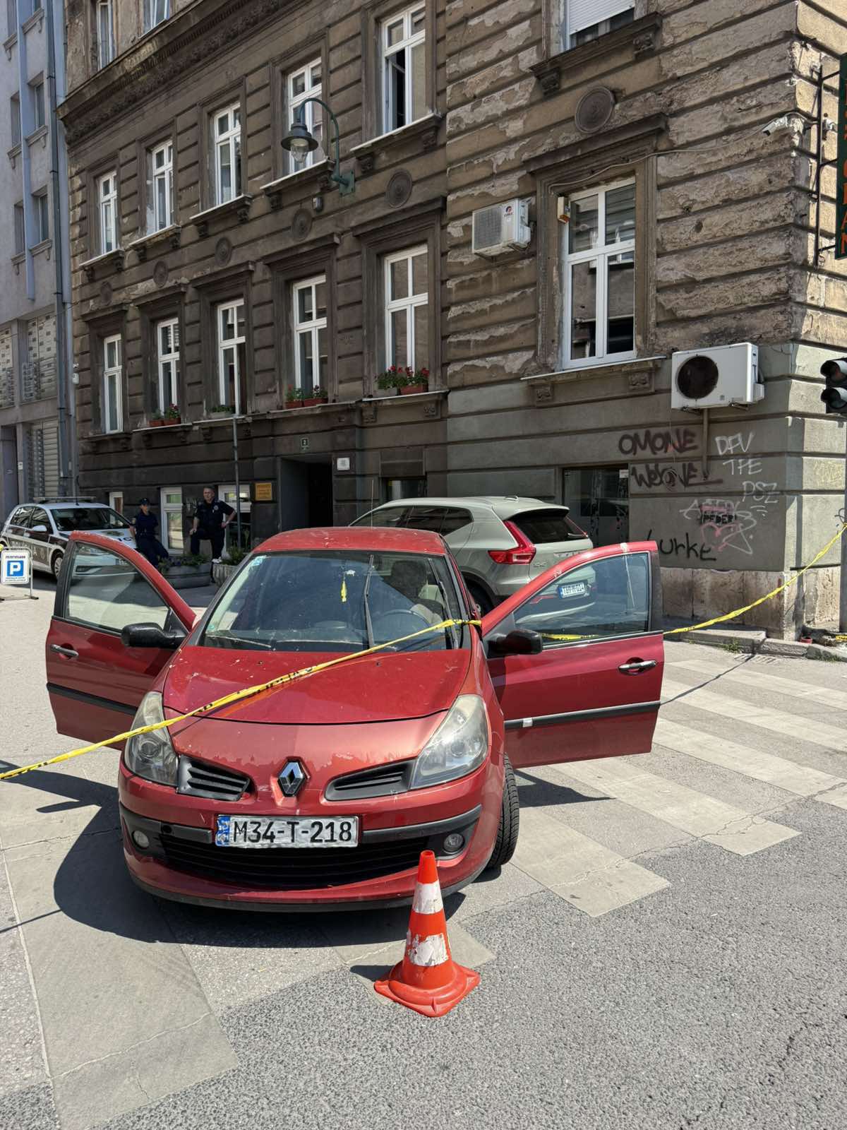 Neobičan slučaj u Sarajevu: Policija ogradila automobil na Marijin Dvoru, građani u nedoumici