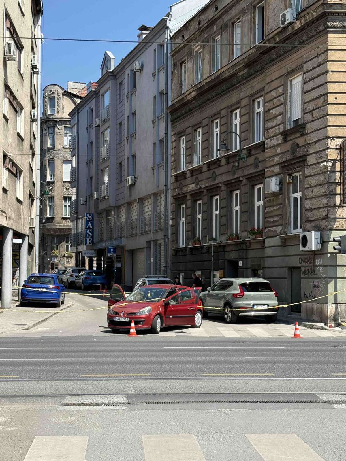 Neobičan slučaj u Sarajevu: Policija ogradila automobil na Marijin Dvoru, građani u nedoumici