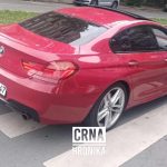 Bahato parkiranje u Tuzli: Vozač BMW-a blokirao pješački prelaz, roditeljima s bebom poručio – "Obiđite okolo"