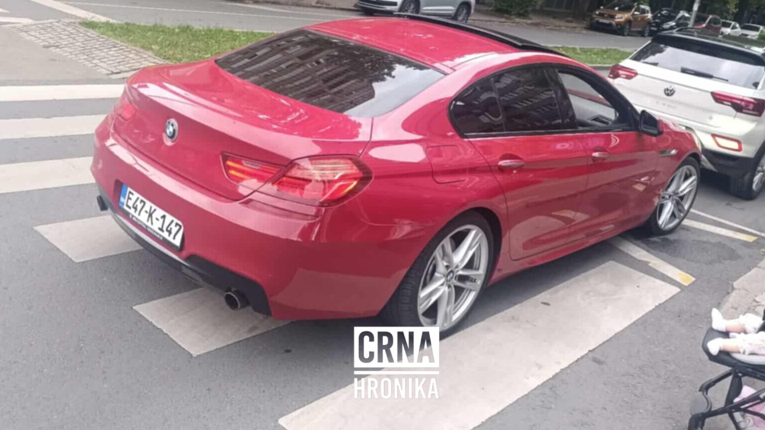 Bahato parkiranje u Tuzli: Vozač BMW-a blokirao pješački prelaz, roditeljima s bebom poručio – "Obiđite okolo"