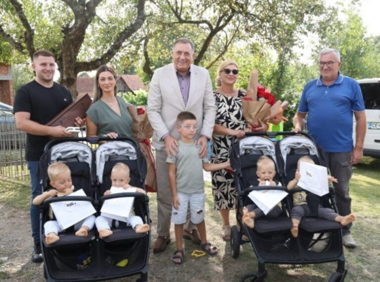 Dodik poklonio stan porodici Petrović koja je dobila četvorke