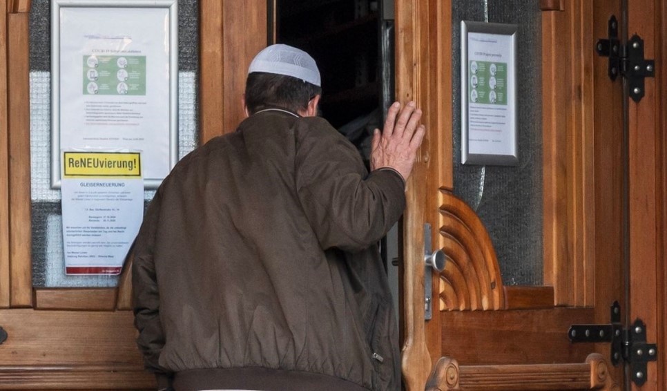 SKANDAL U BEČU: Novac iz džamije trošen na prostitutke i luksuzna putovanja