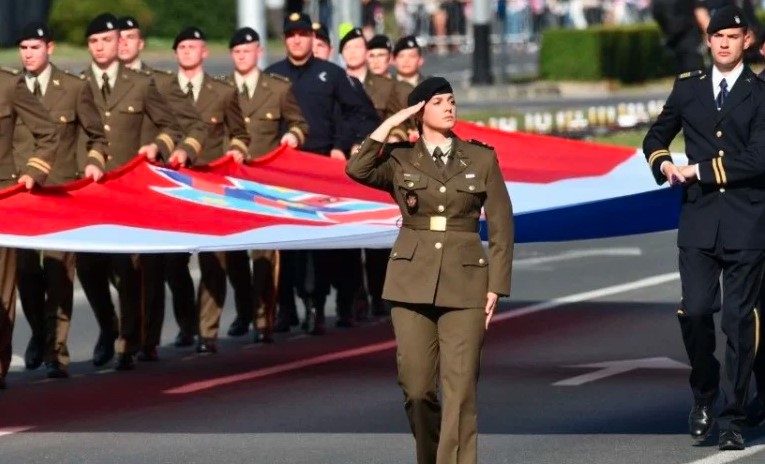 Natporučnica koja je oduševila Hrvatsku dolazi iz BiH: Kćerka branitelja HVO-a ponosno zakoračila ispred zastave