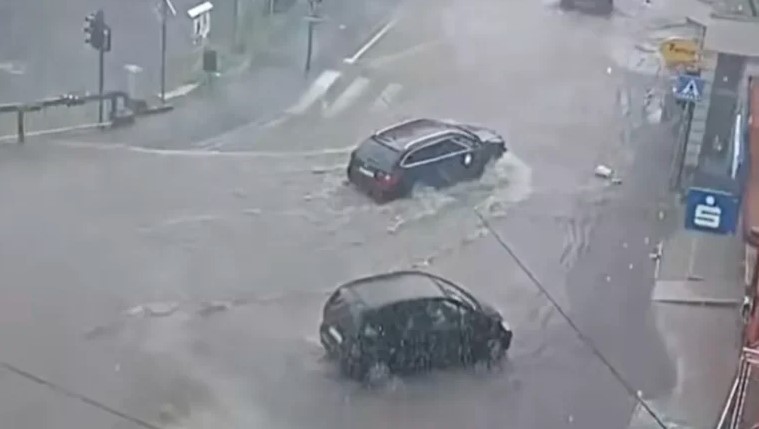 ULICE TEŠNJA POD VODOM: Veliko nevrijeme zahvatilo BiH, najavljene padavine i zahlađenje