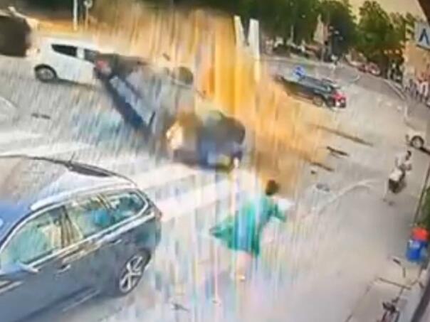 Snimak teške nesreće u centru Banjaluke: Žena za dlaku izbjegla tragediju na Bulevaru