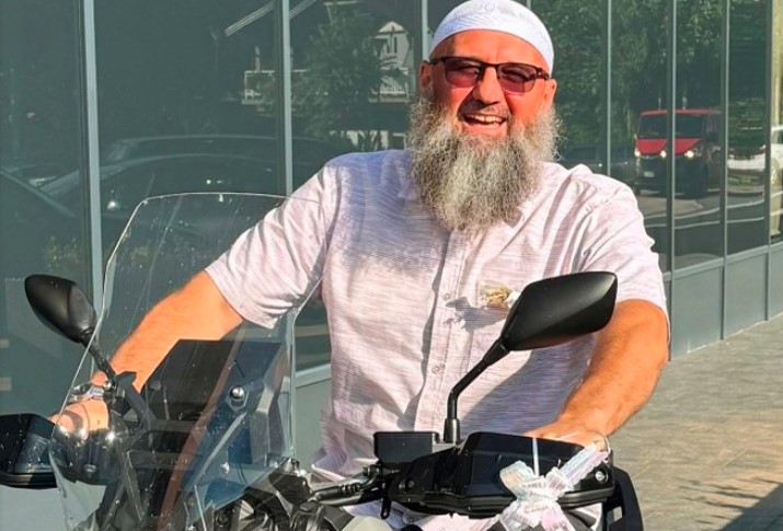 "Pezić zapalio društvene mreže fotkom na motoru: 'Eto vam haram, blokirani ste!