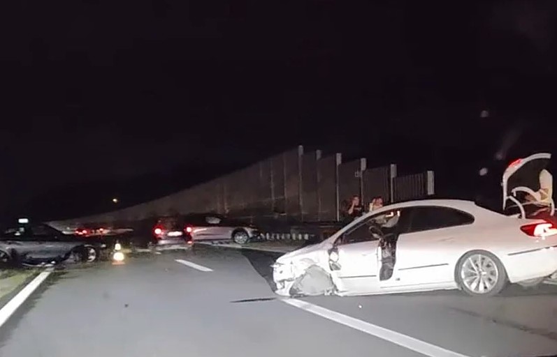 Snažan sudar četiri automobila kod Podlugova: Jedno vozilo se prevrnulo, srećom bez povrijeđenih